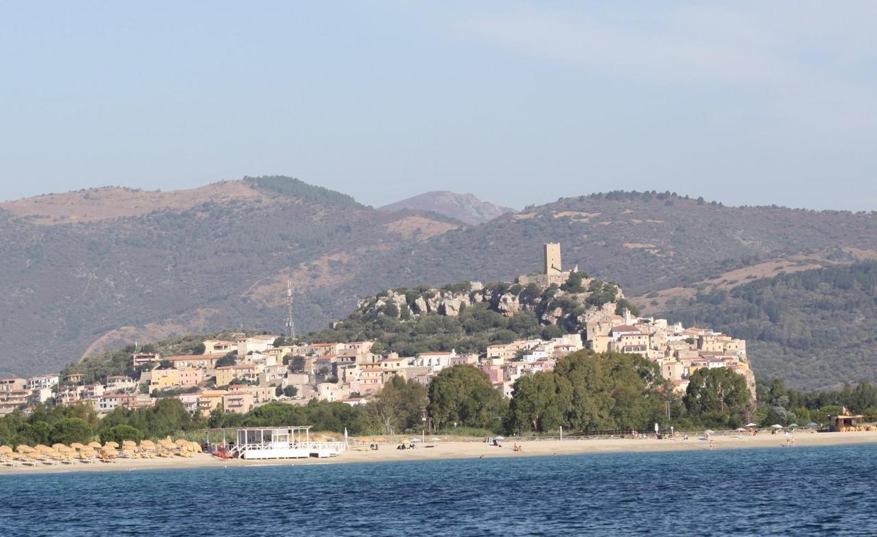 Nuove passerelle di legno a tutela delle dune sulle spiagge di Posada