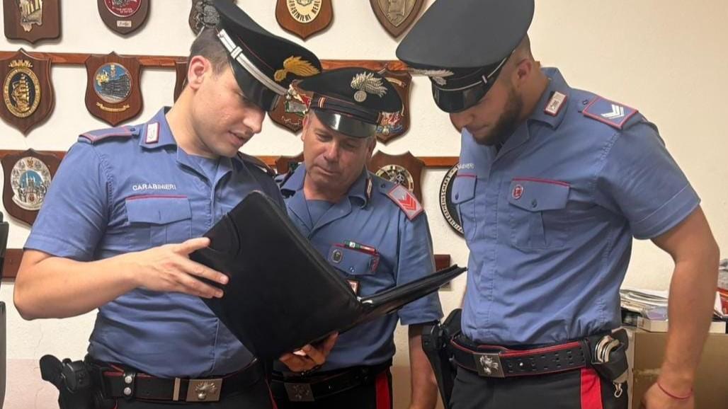 Vede i carabinieri e tenta di fuggire: giovane arrestato per spaccio