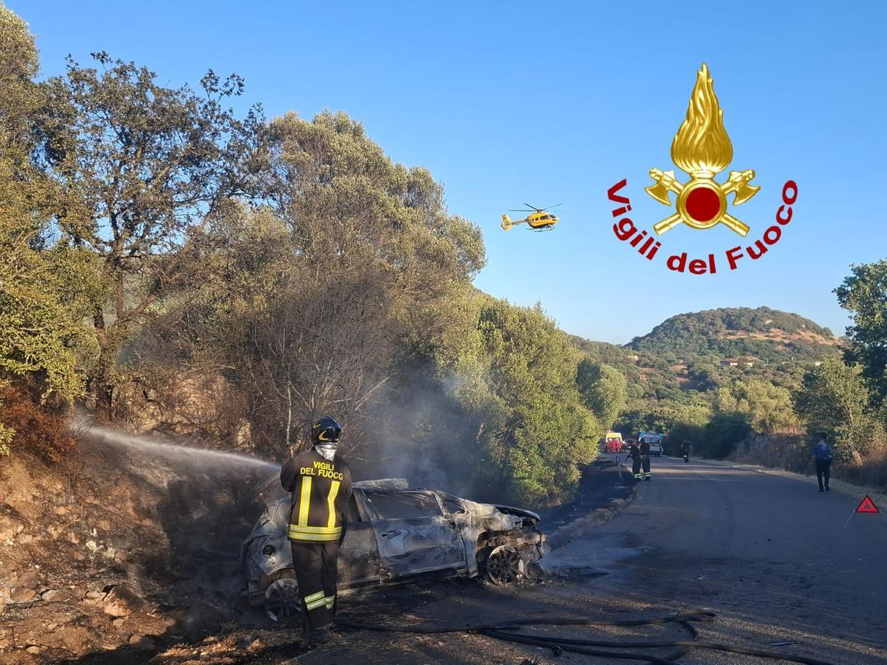 Auto esce fuori strada, si ribalta e prende fuoco