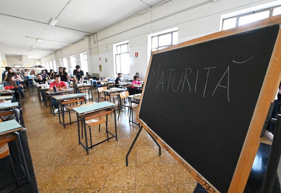 Festa grande tra fiori, spumante, farina e uova: Livorno e i suoi super diplomati con 100 e con lode