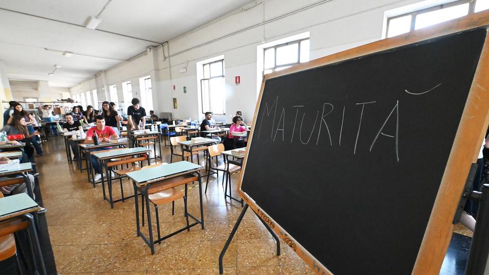 Festa grande tra fiori, spumante, farina e uova: Livorno e i suoi super diplomati con 100 e con lode