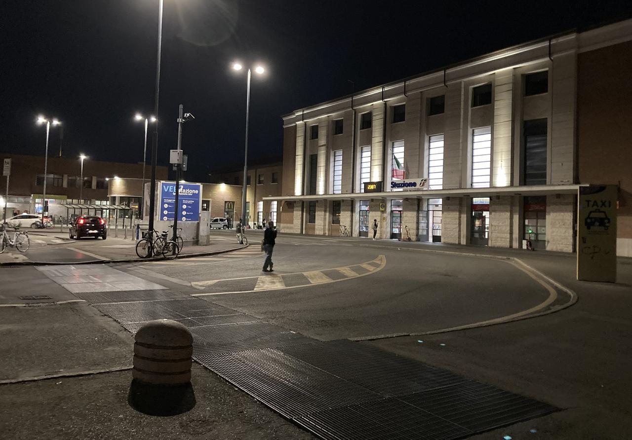Rapinata a 17 anni in via Turri mentre era con le amiche: «Ora abbiamo paura»