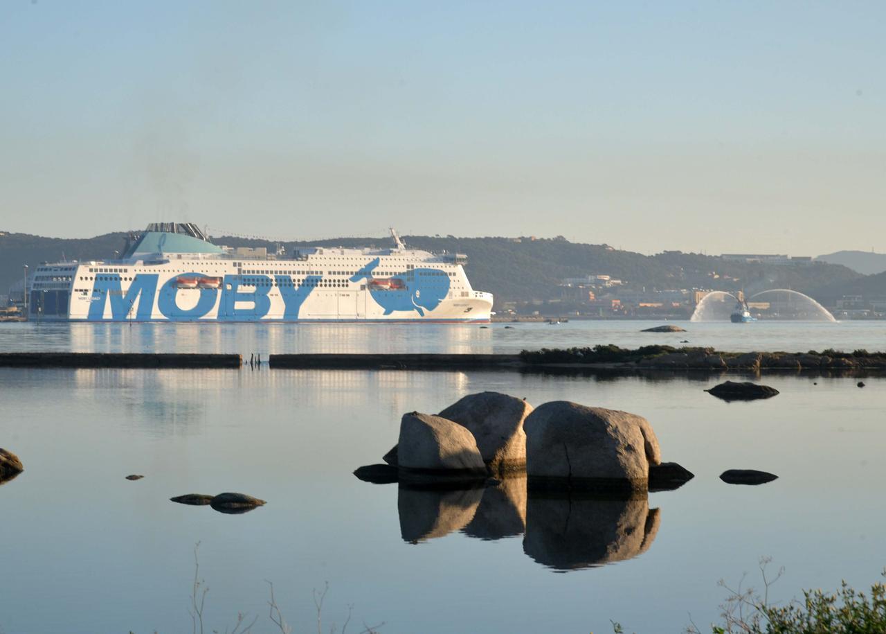 Il traghetto Moby Legacy al porto dell'Isola Bianca