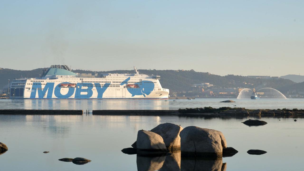 Il traghetto Moby Legacy al porto dell'Isola Bianca