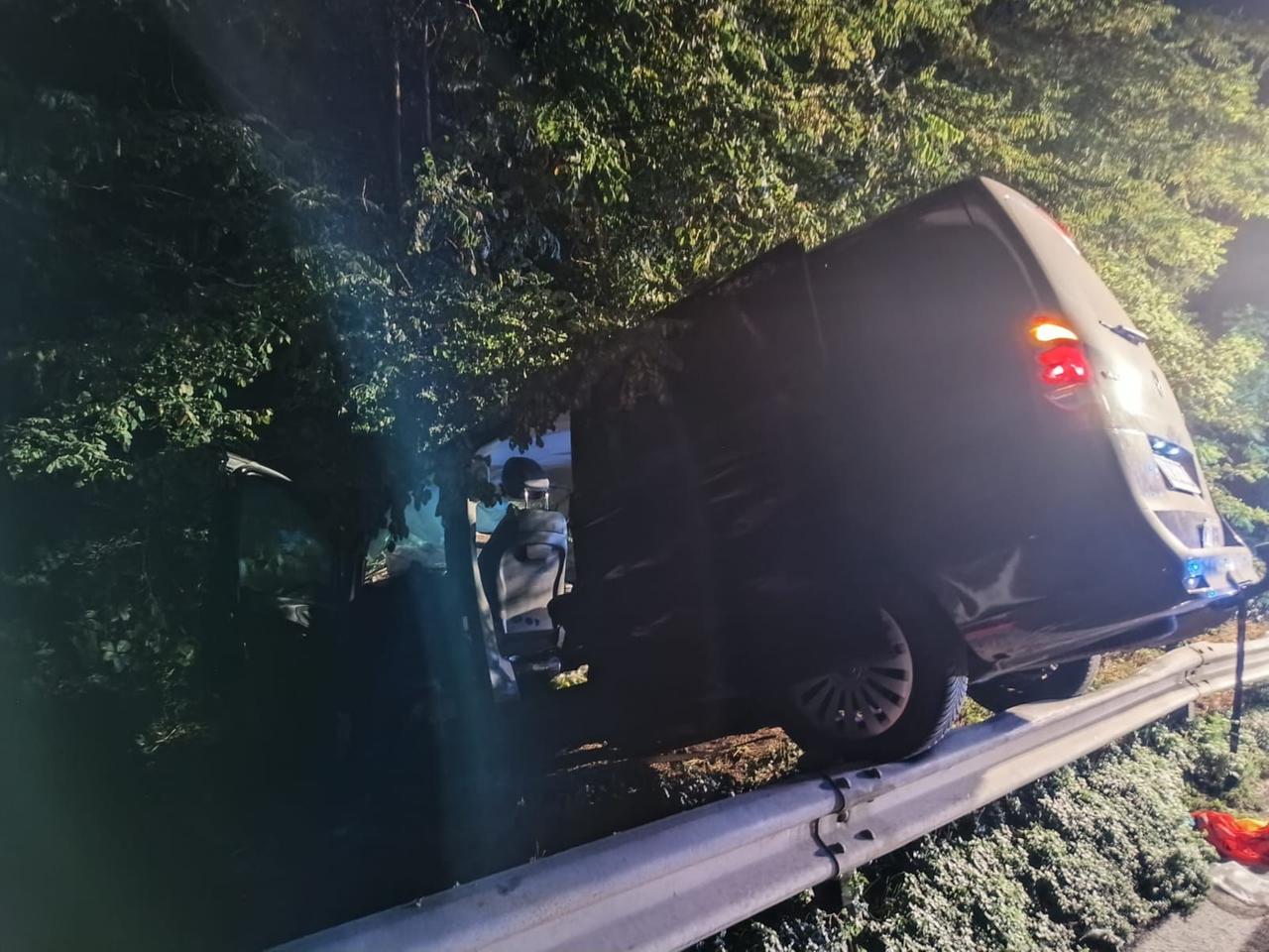 Comacchio. Furgone fuori strada sulla Super, gravi quattro turisti