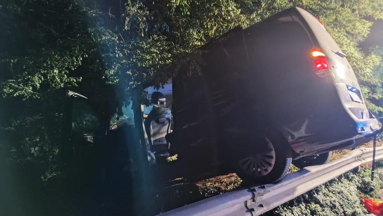 Comacchio. Furgone fuori strada sulla Super, gravi quattro turisti