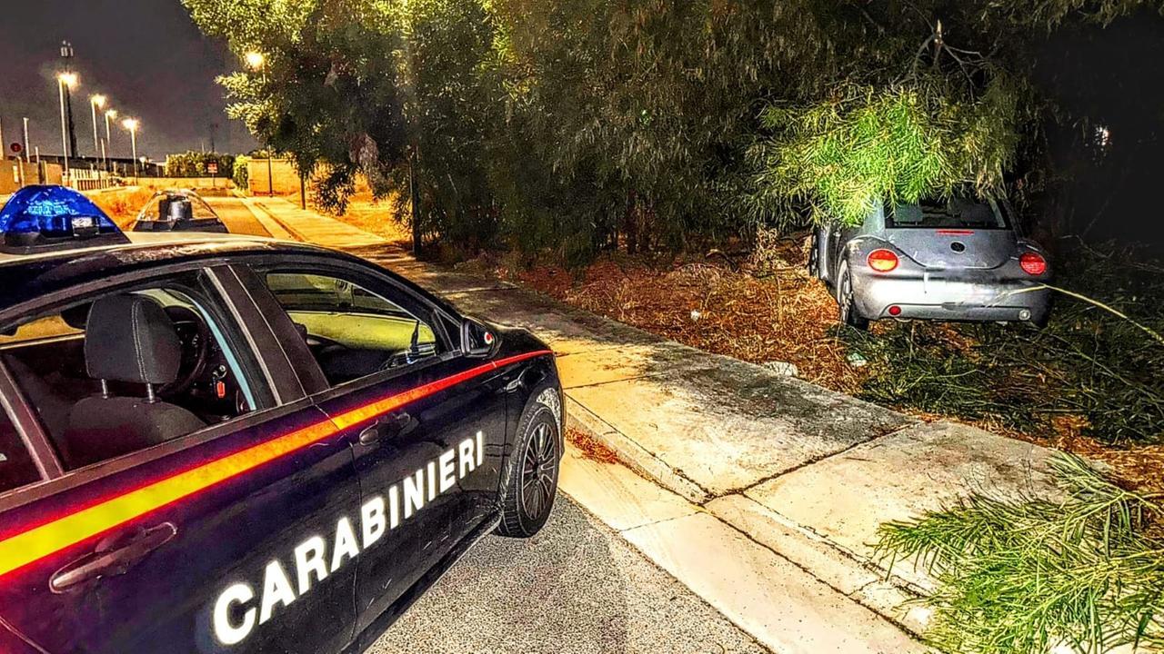 Ubriaco in fuga sulla Statale 554, poi lo schianto contro un albero e la corsa a piedi