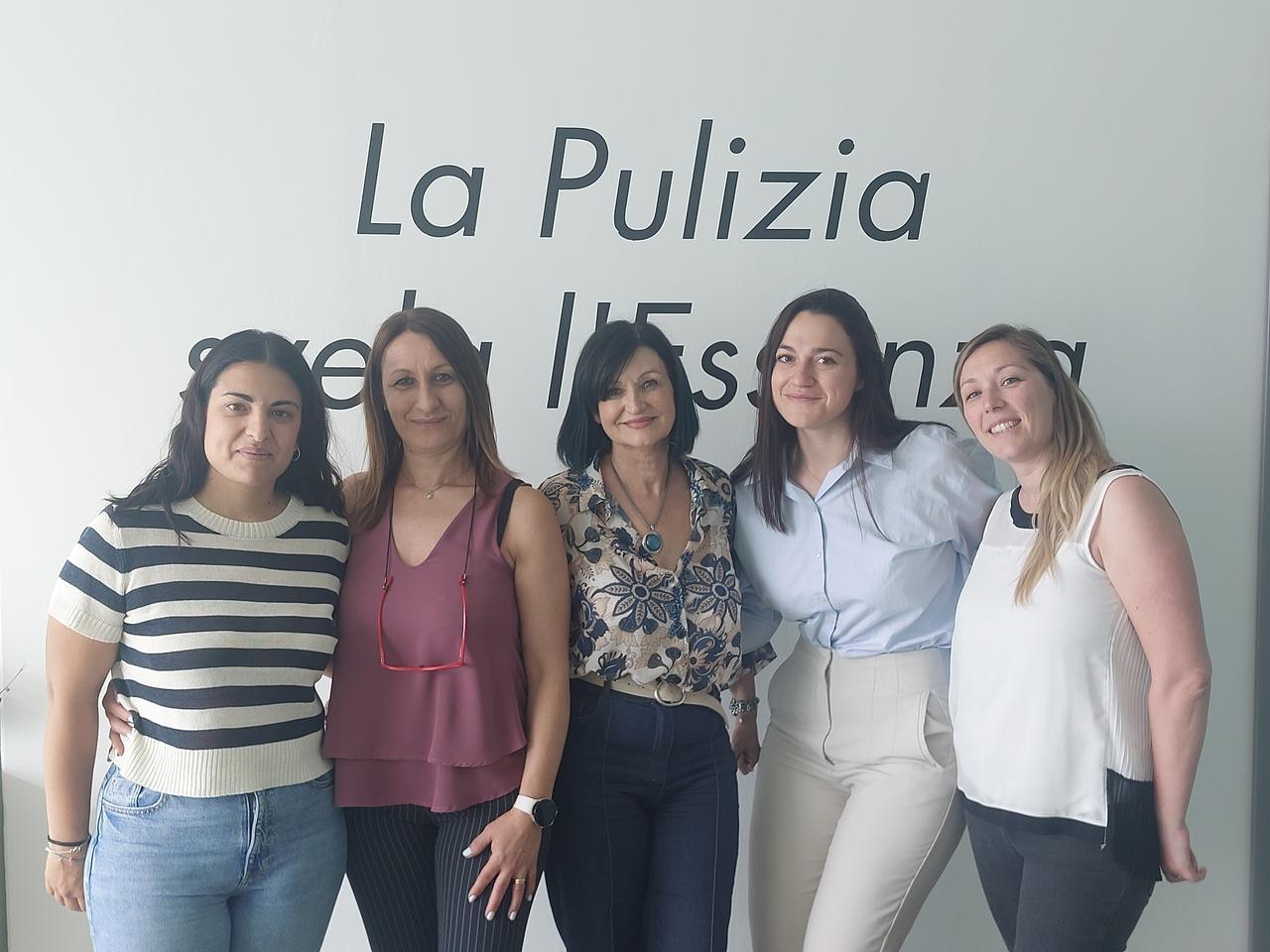
	Lo staff tutto al femminile de I Folletti e Puligea

