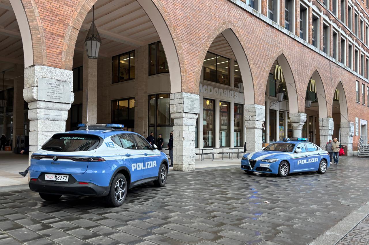 Ferrara, ubriaco e con un coltello in un giardino privato: denunciato dalla polizia