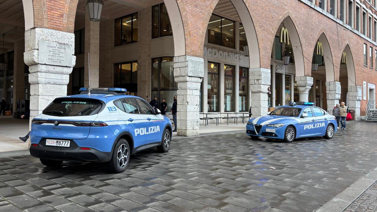 Ferrara, ubriaco e con un coltello in un giardino privato: denunciato dalla polizia