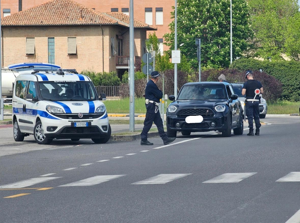 Ferrara, guidava con tasso alcolico cinque volte il limite consentito: denunciata e ritiro patente
