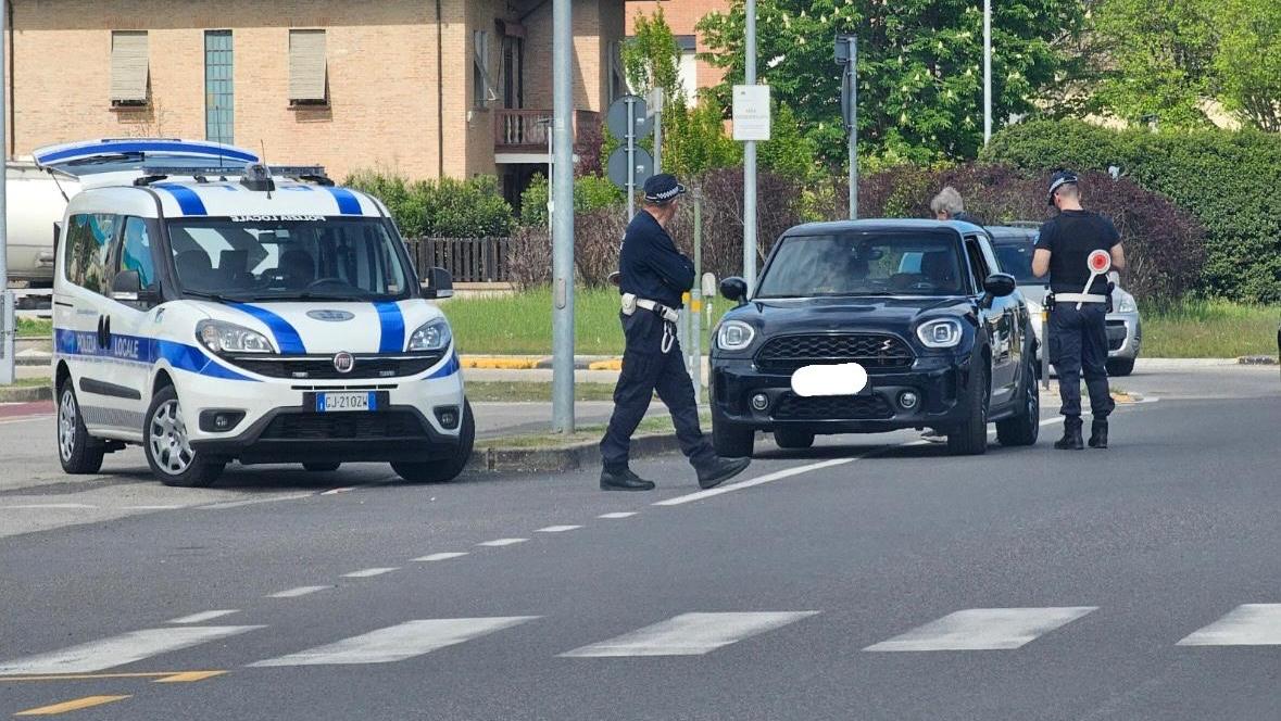 Ferrara, guidava con tasso alcolico cinque volte il limite consentito: denunciata e ritiro patente