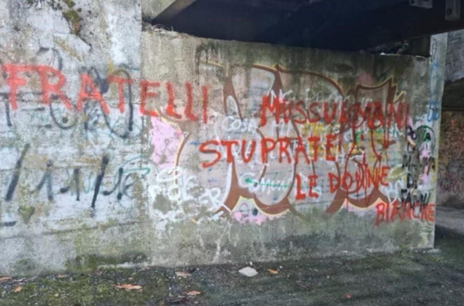 
	La scritta choc sul muro del sottopasso

