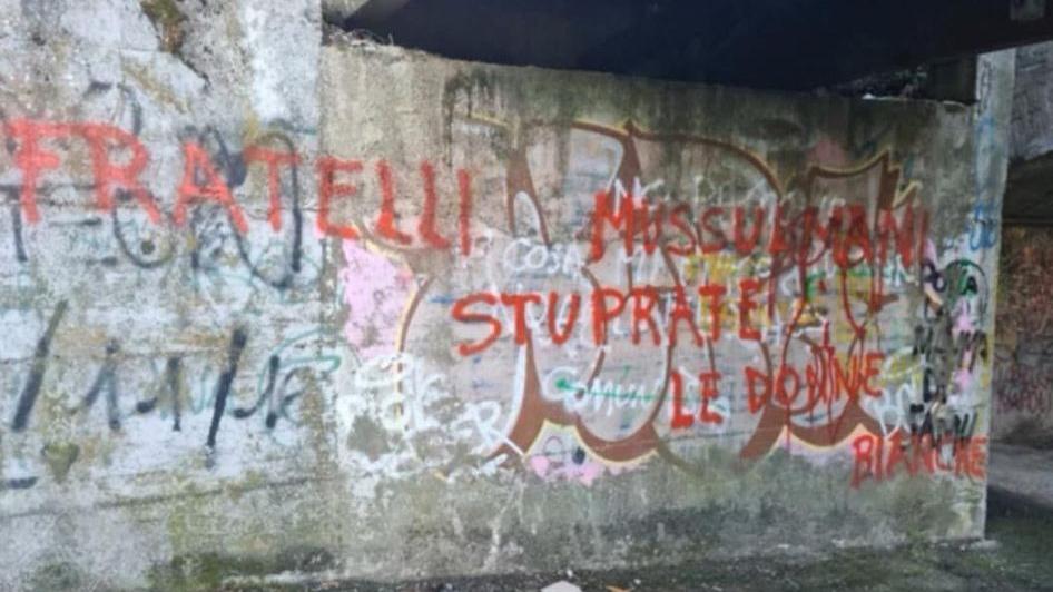La scritta choc sul muro del sottopasso