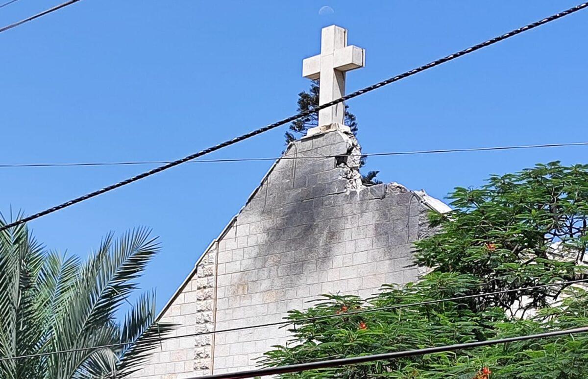 
	La chiesa bombardata (foto Lapresse)

