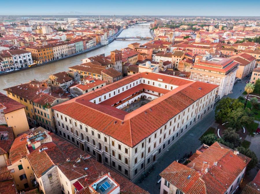 
	Una veduta aere del Palazzo della Sapienza a Pisa

