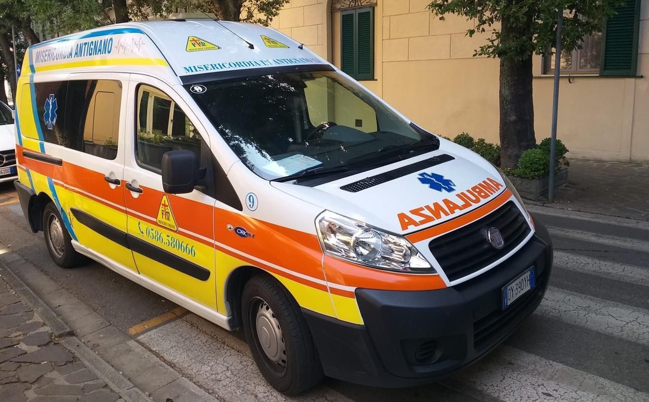 
	Un mezzo della Misericordia di Antignano (foto d'archivio)

