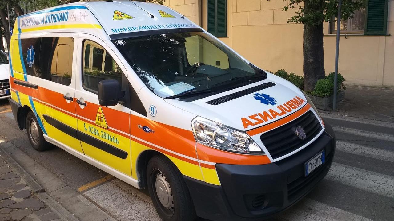 Un mezzo della Misericordia di Antignano (foto d'archivio)