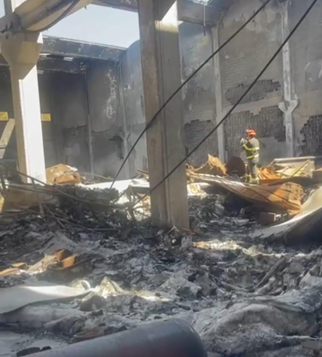 Maxi incendio alla Nautica Acqua: i consulenti nel cantiere in cenere