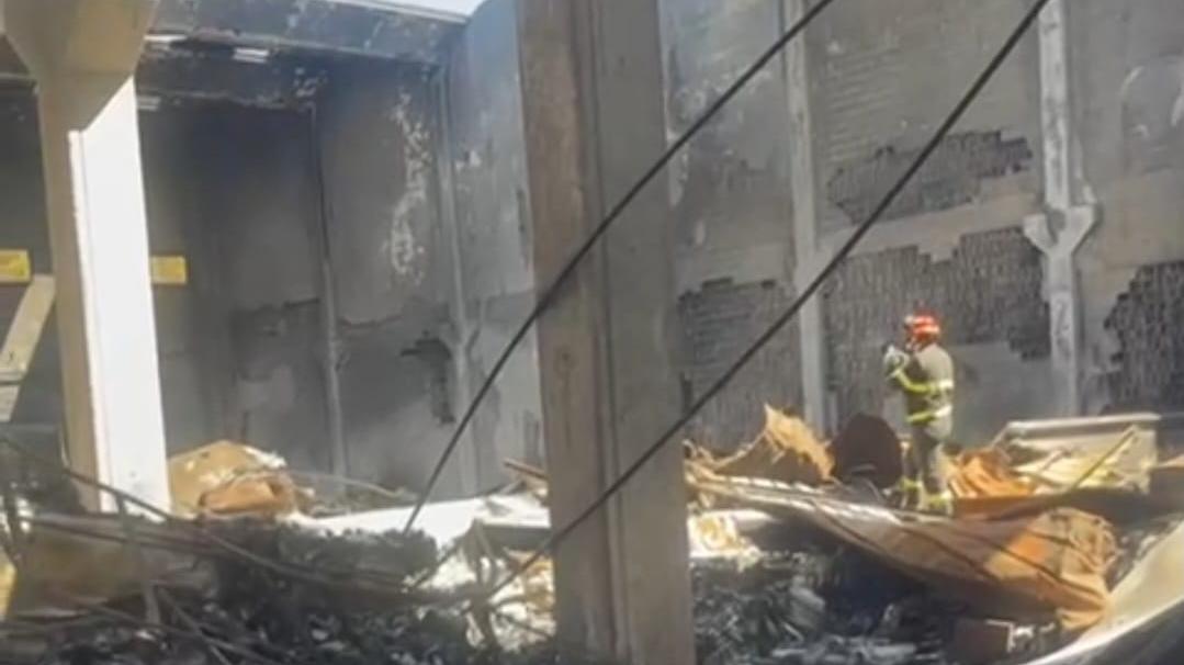 Maxi incendio alla Nautica Acqua: i consulenti nel cantiere in cenere