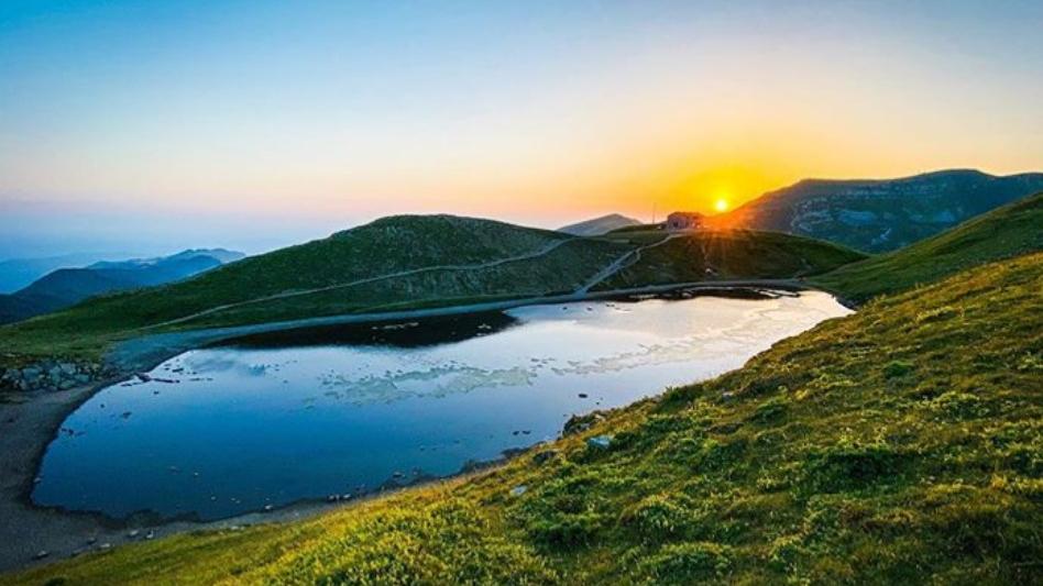 Un suggestivo scorcio del lago Scaffaiolo all’interno del parco del Frignano