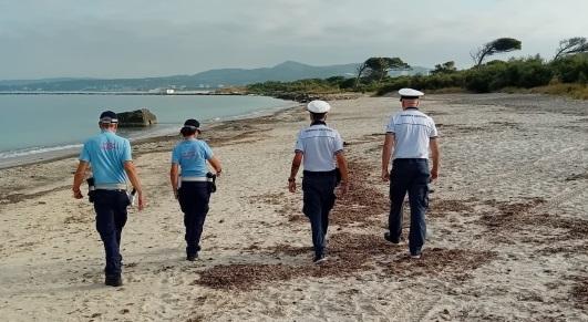 Mazzanta, ombrelloni e teli per prendere il posto: sgomberata la spiaggia “apparecchiata”<br type="_moz" />
