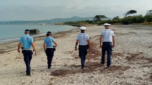 Mazzanta, ombrelloni e teli per prendere il posto: sgomberata la spiaggia “apparecchiata”<br type="_moz" />