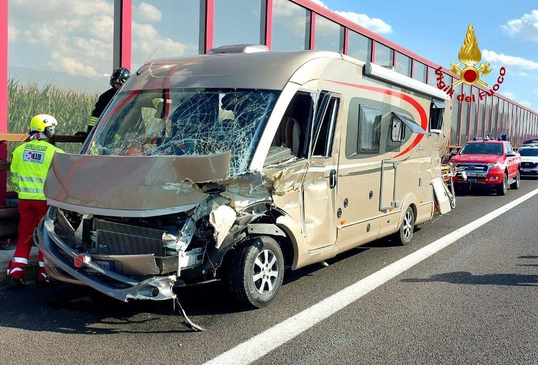 Incidente in A22: camper fuori strada, feriti due fratelli di 13 e 11 anni
