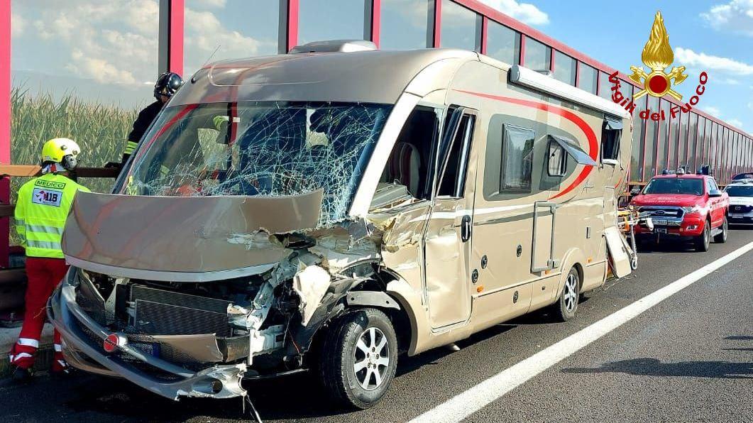 Incidente in A22: camper fuori strada, feriti due fratelli di 13 e 11 anni