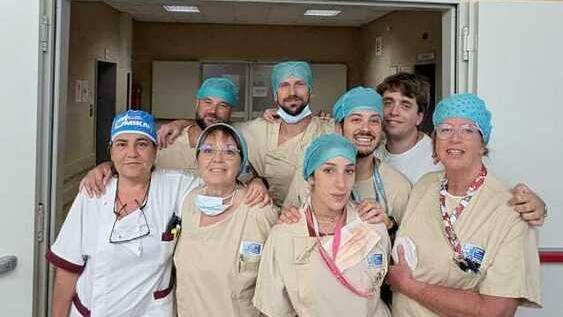 Livorno, al lavoro in sala operatoria per 84 ore: «Grande dedizione e professionalità»<br>