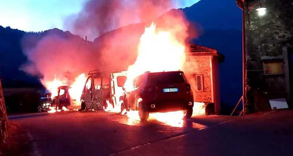 Mistero a Palleggio: due auto e un furgone distrutti dalle fiamme