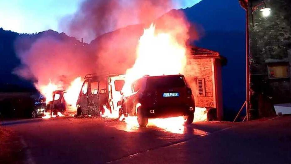 Mistero a Palleggio: due auto e un furgone distrutti dalle fiamme