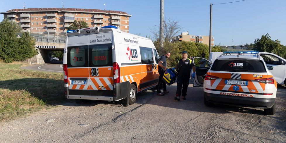 
	I soccorsi in via Nonantolana (Foto Esposito)

