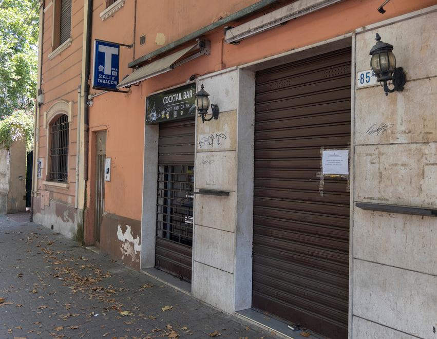 
	Il cartello affisso sulla saracinesca abbassata del Bar Stadio

