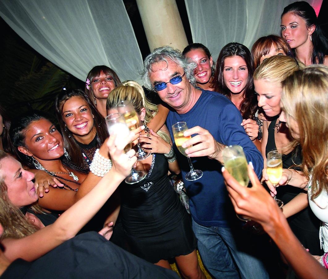 Dalle star al Briatore-pensiero, per quasi 30 anni simbolo delle notti dell’estate smeralda