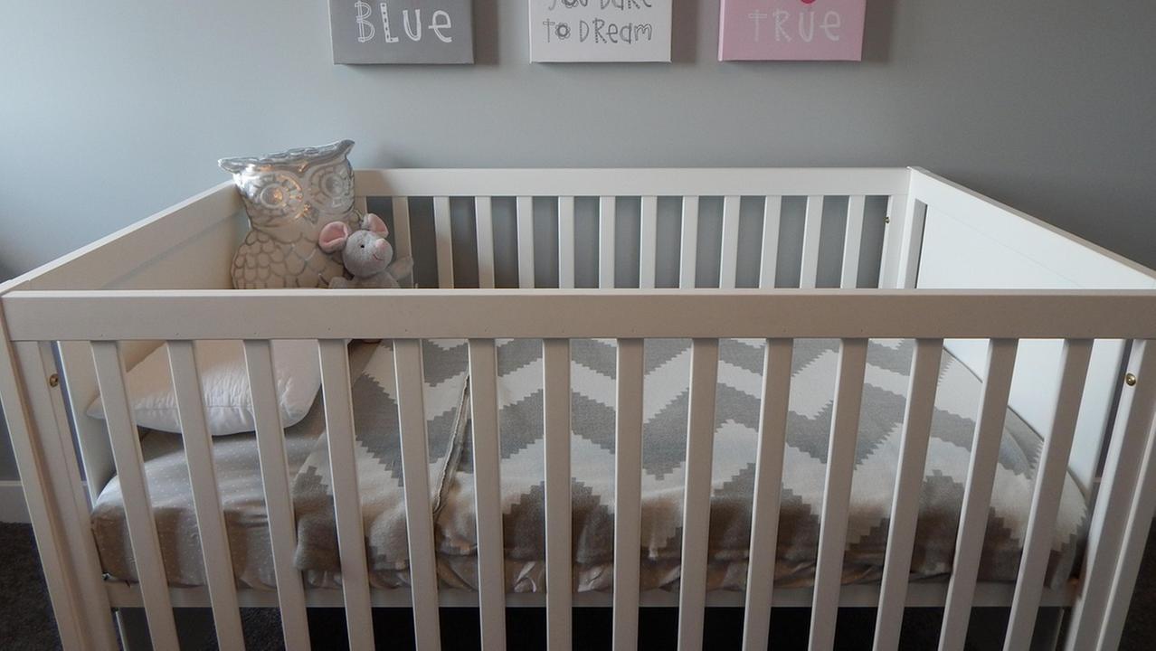 Bimbo morto in culla a Ferrara, aperta un’indagine