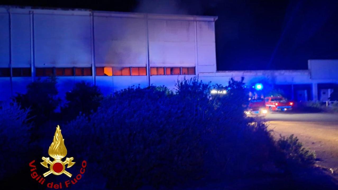 Inferno di fuoco nella zona industriale e le temperature elevatissime frenano la bonifica