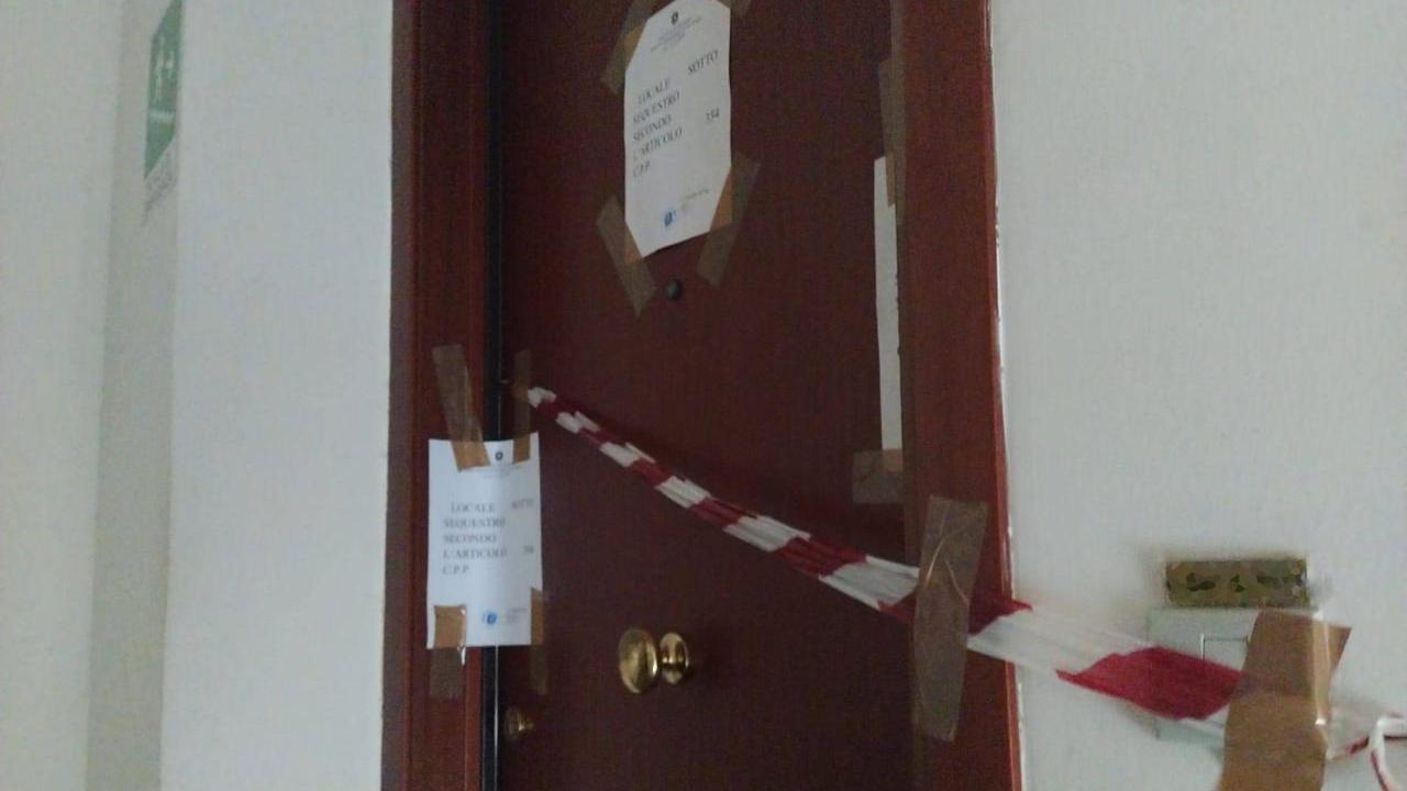 I sigilli delle autorità all'appartamento di via Podgora