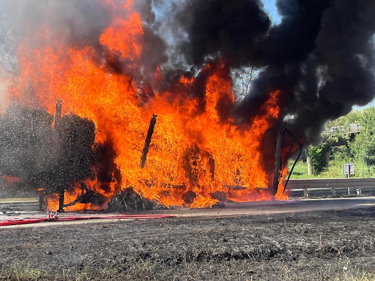 
	Il rimorchio incendiato (foto Stick)

