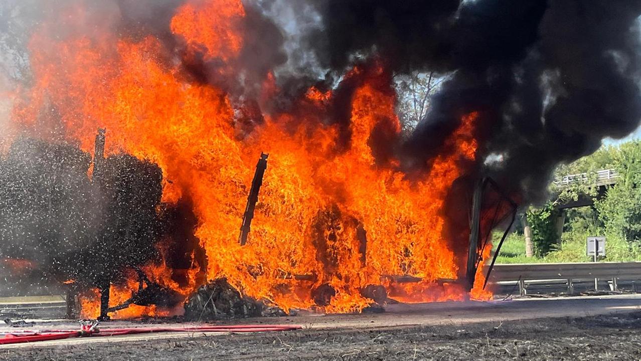 Il rimorchio incendiato (foto Stick)