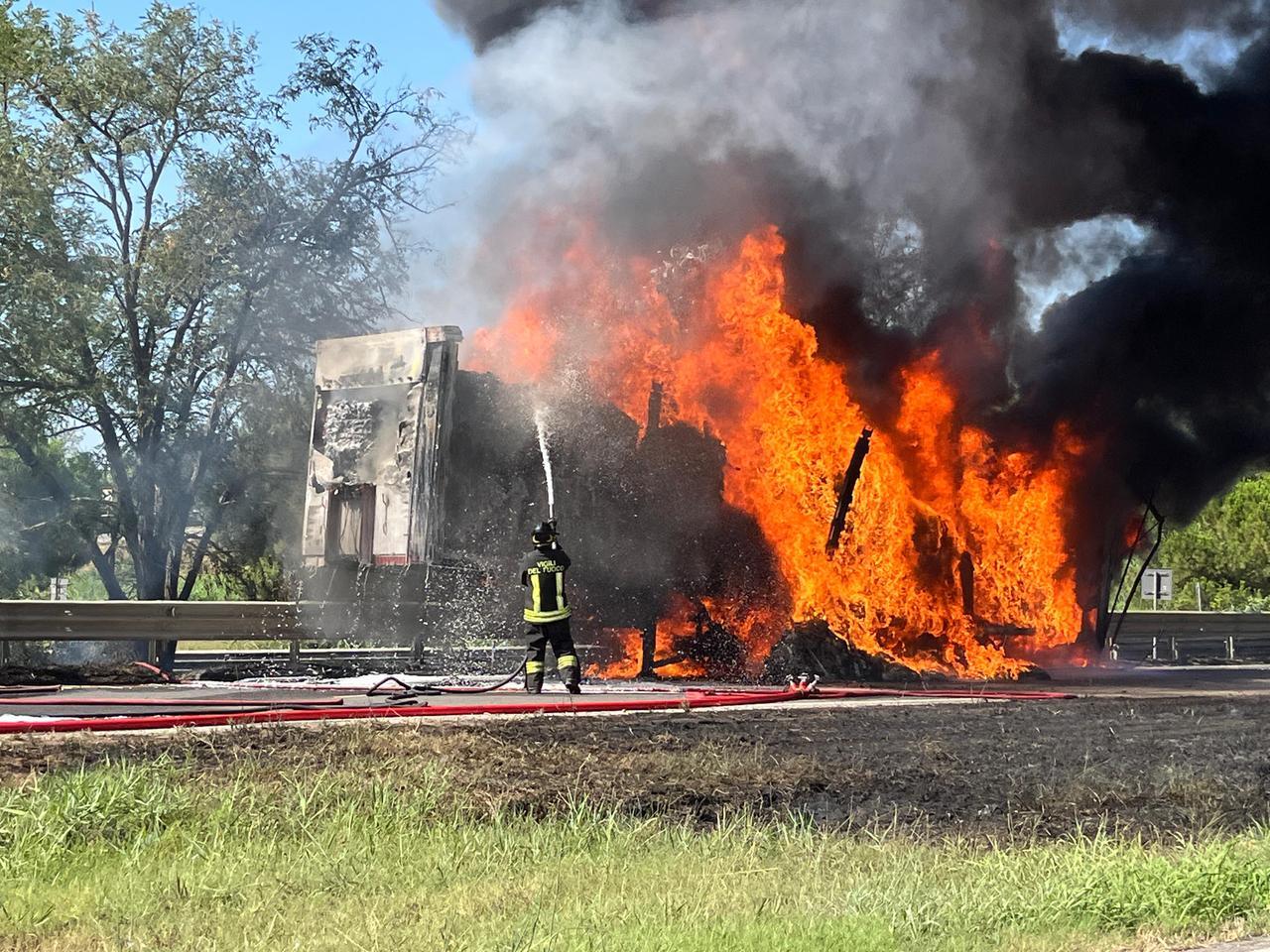 
	Il rimorchio in fiamme (foto Stick)

