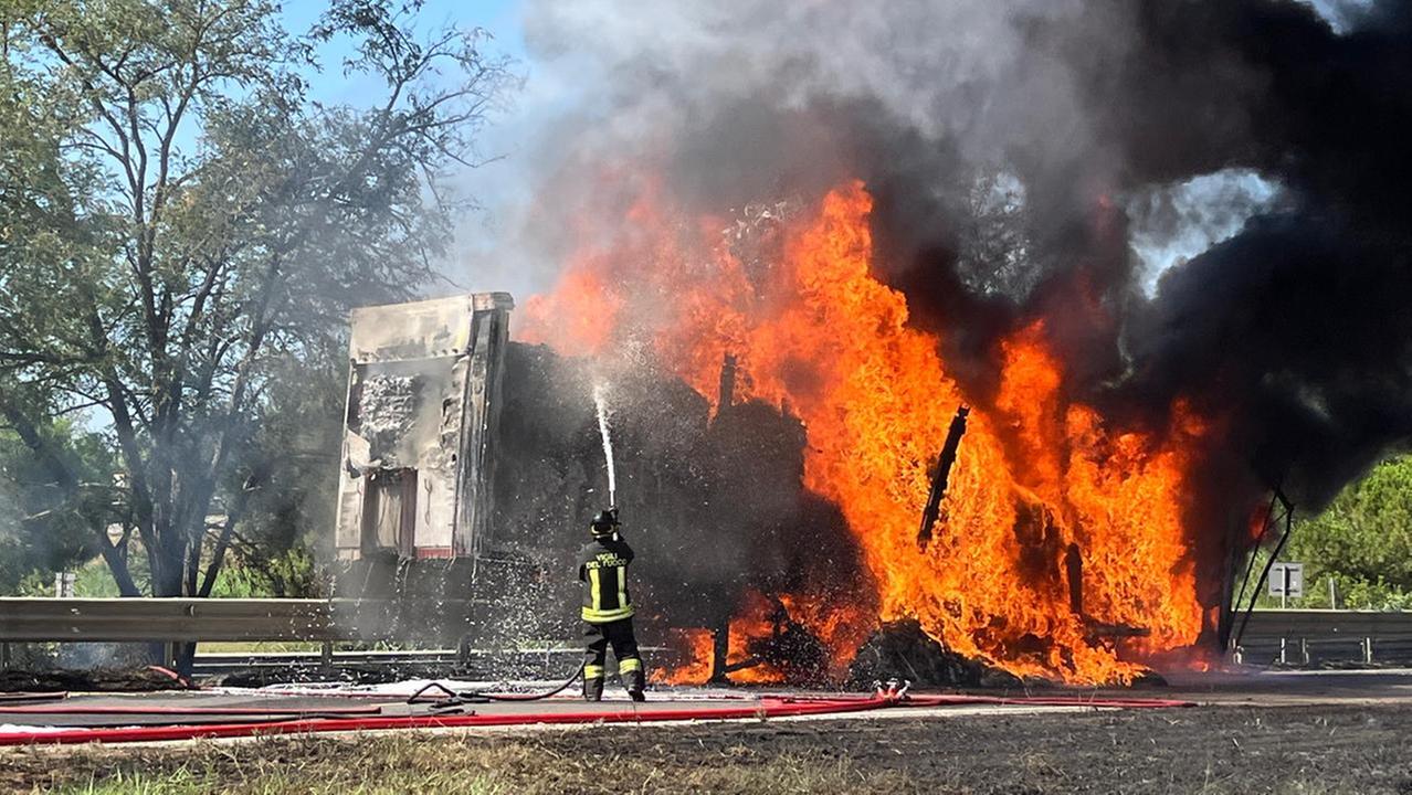 Il rimorchio in fiamme (foto Stick)