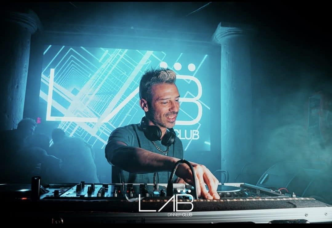 
	L'ex pilota di MotoGp Marco Melandri in consolle

