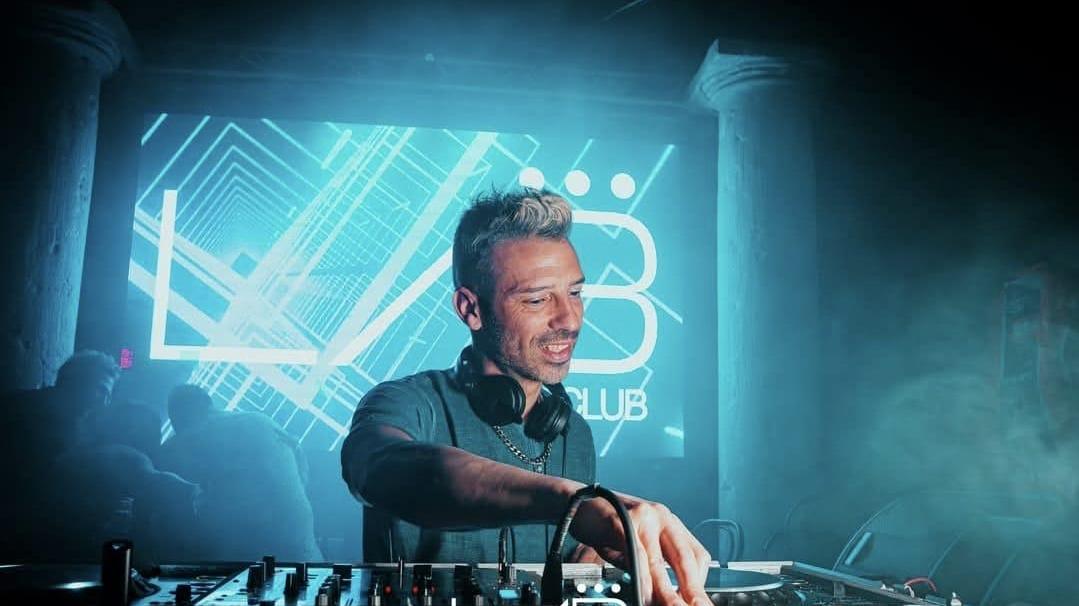 L'ex pilota di MotoGp Marco Melandri in consolle