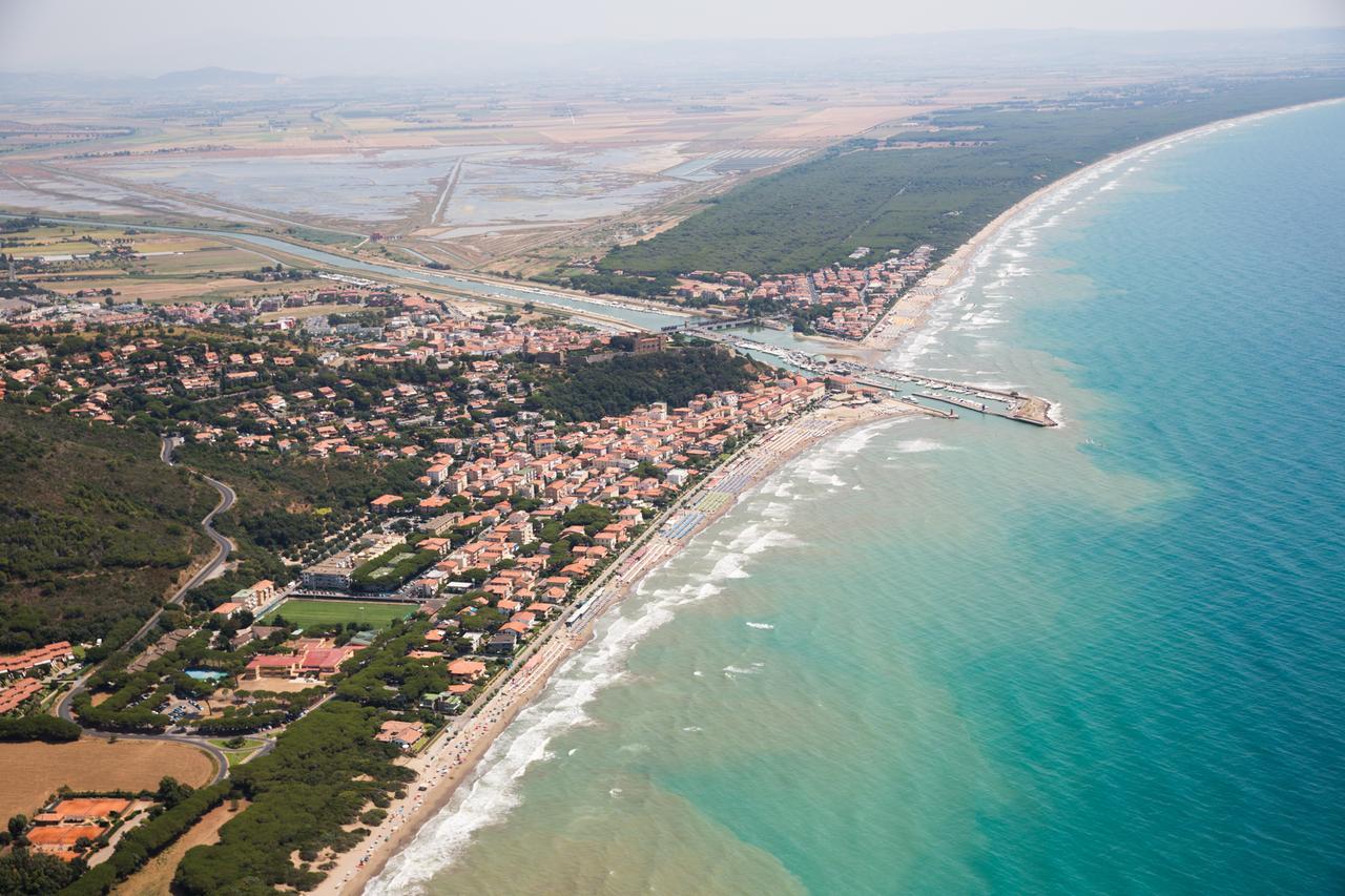 
	Una veduta aerea del lungomare castiglionese

