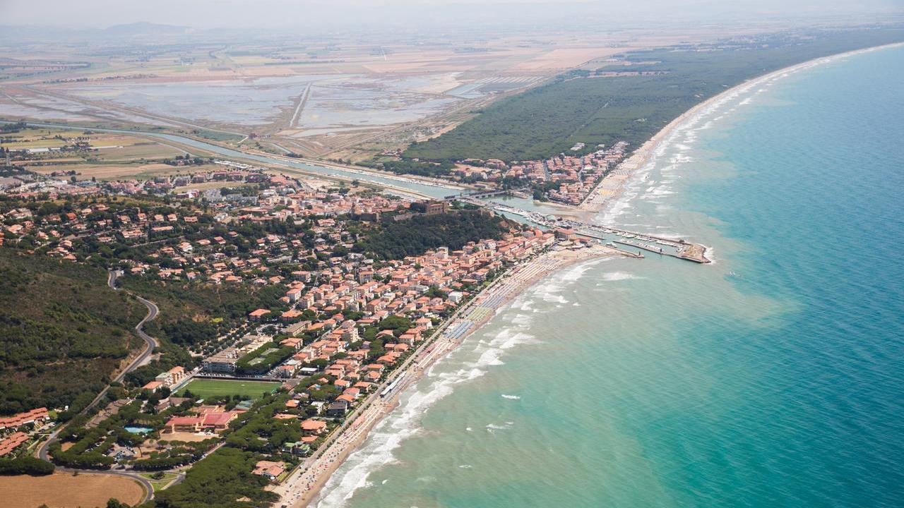 Una veduta aerea del lungomare castiglionese