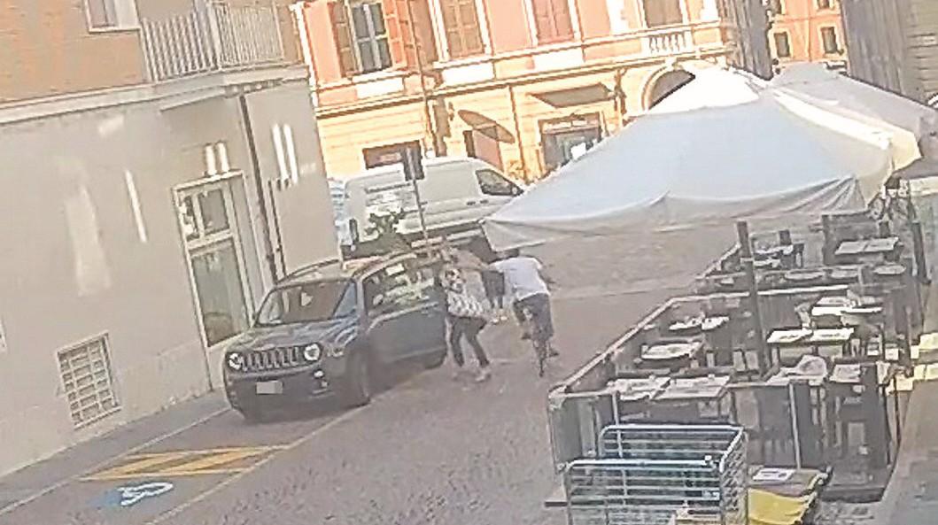 Donna strattonata in piazza Matteotti: «Voleva strapparmi l’orecchino»