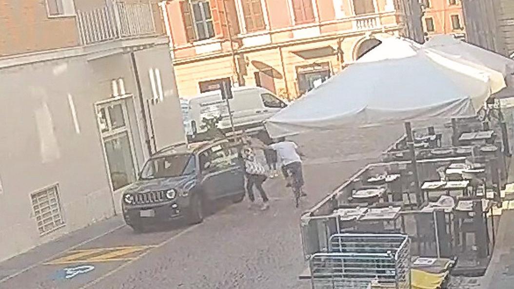 Donna strattonata in piazza Matteotti: «Voleva strapparmi l’orecchino»