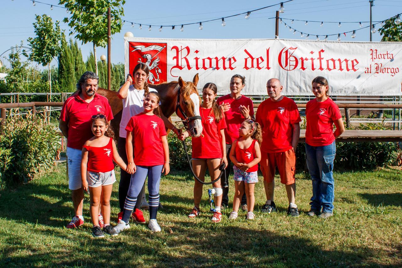 Grifone, un cavaliere e tre giovani amazzoni per sognare il palio