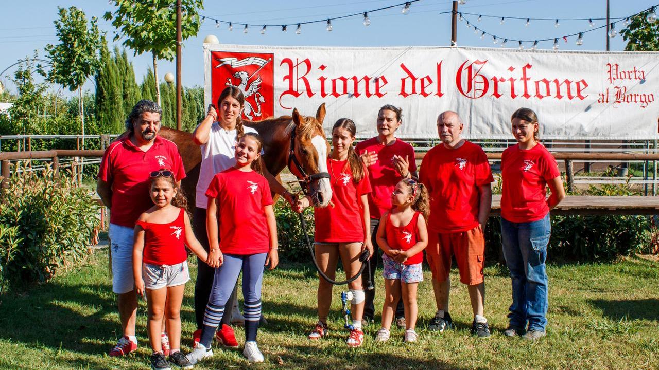 Grifone, un cavaliere e tre giovani amazzoni per sognare il palio
